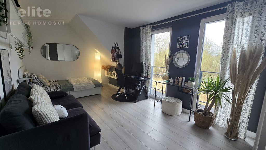 Śliczny wolnostojący dom na sprzedaż 5 pokojowy (29)