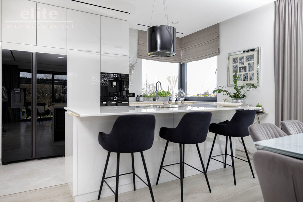 Śliczny wolnostojący dom na sprzedaż 5 pokojowy (5)