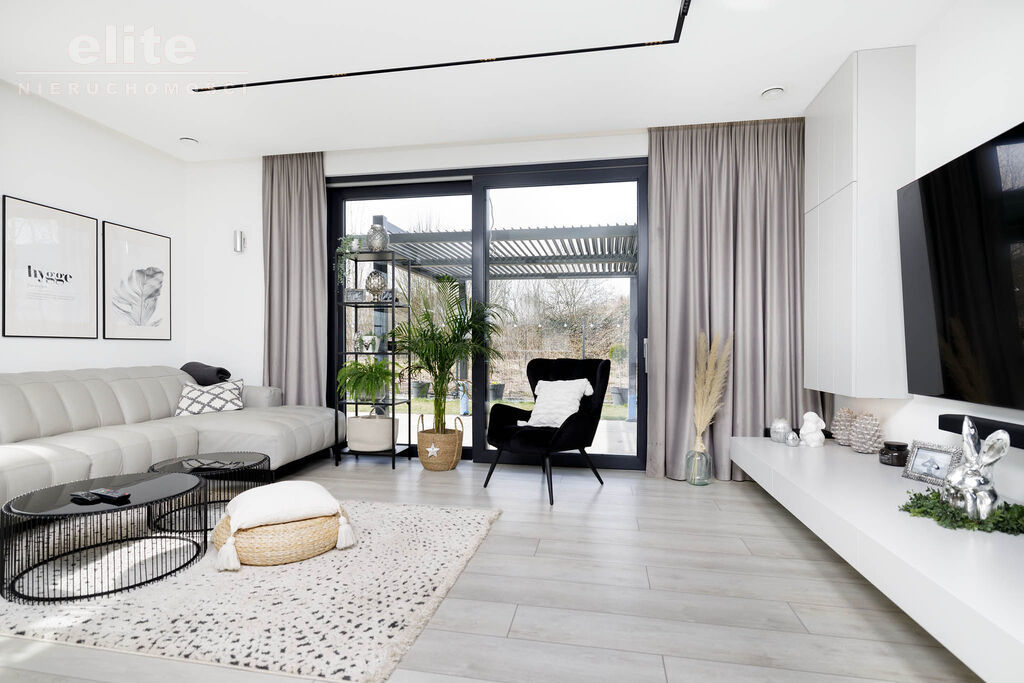 Śliczny wolnostojący dom na sprzedaż 5 pokojowy (3)