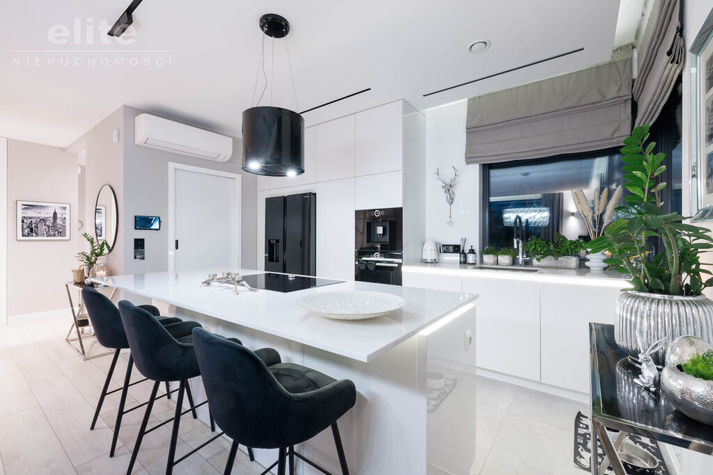 Śliczny wolnostojący dom na sprzedaż 5 pokojowy (2)