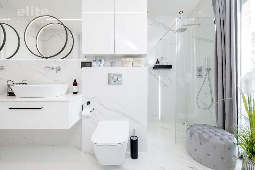 Śliczny wolnostojący dom na sprzedaż 5 pokojowy (18)