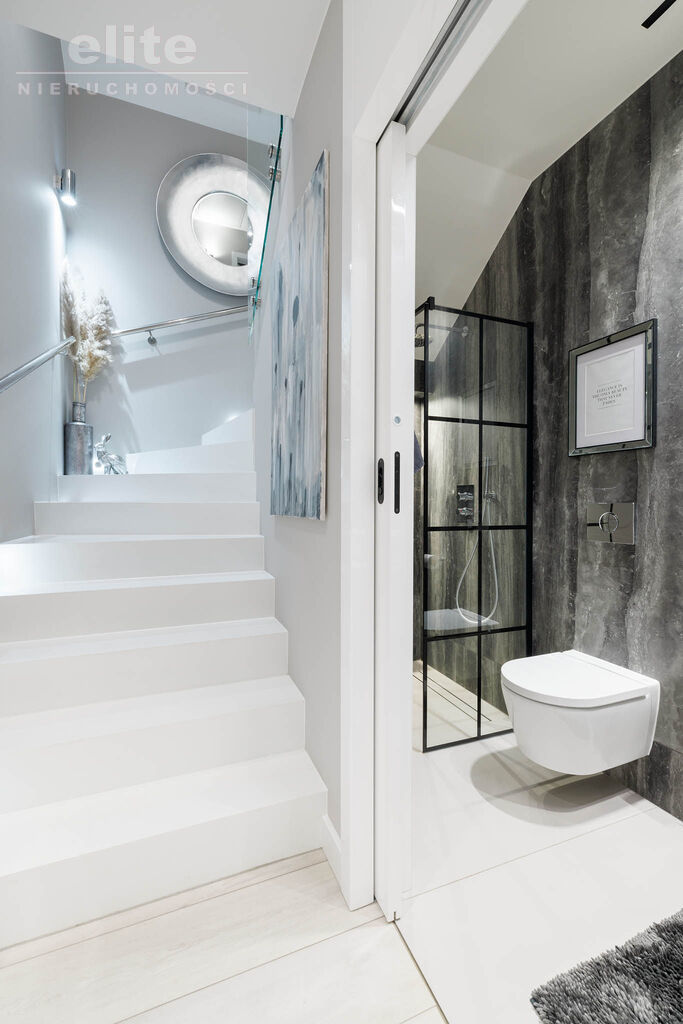 Śliczny wolnostojący dom na sprzedaż 5 pokojowy (28)