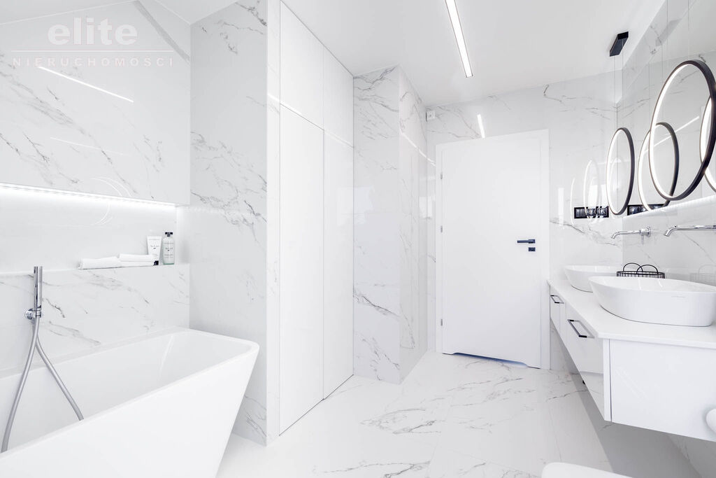 Śliczny wolnostojący dom na sprzedaż 5 pokojowy (20)