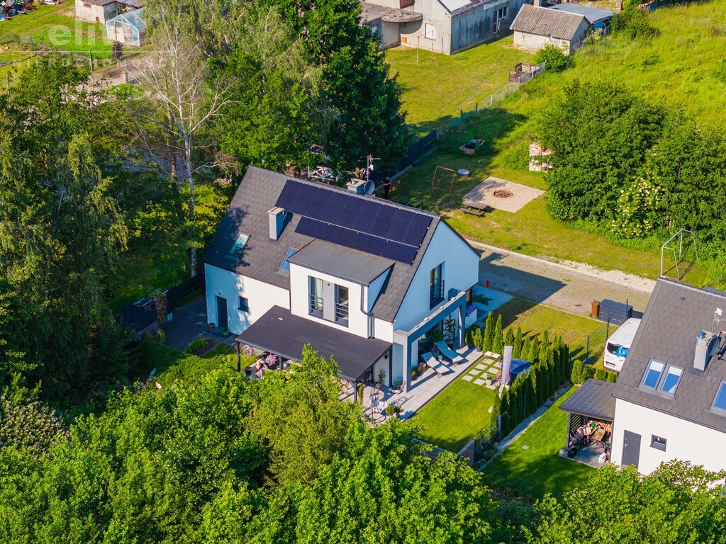 Śliczny wolnostojący dom na sprzedaż 5 pokojowy (22)