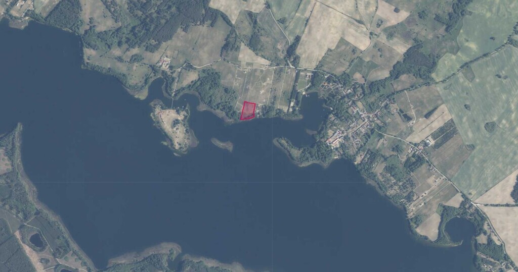 Inwestycyjny grunt z linią brzegową jeziora Lubie (12)