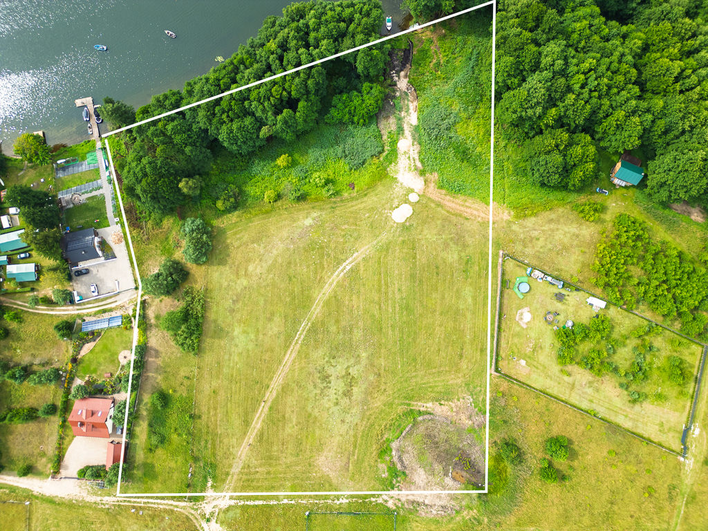 Inwestycyjny grunt z linią brzegową jeziora Lubie (3)