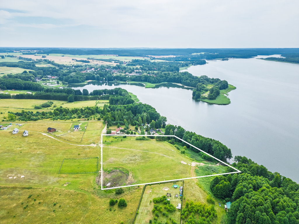 Inwestycyjny grunt z linią brzegową jeziora Lubie (1)