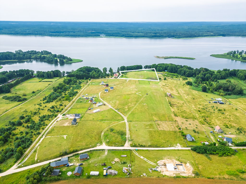Inwestycyjny grunt z linią brzegową jeziora Lubie (4)