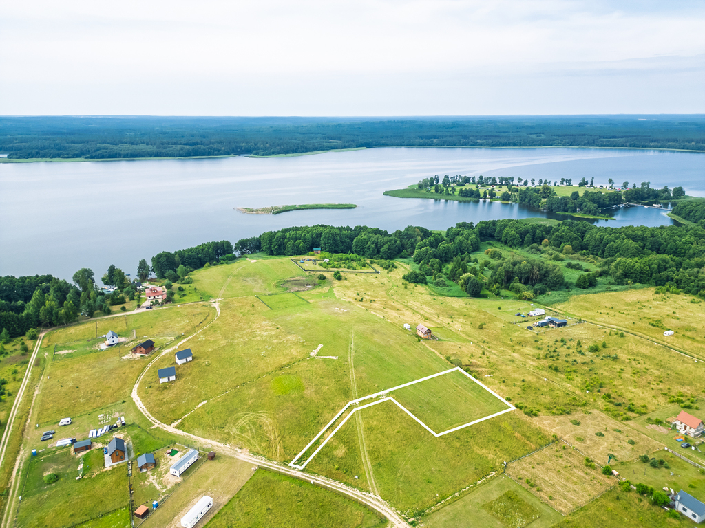 Piękna działka z dojściem do Jeziora Lubie. (1)