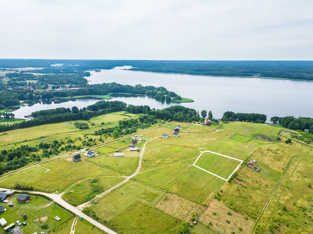 Piękna działka z dojściem do Jeziora Lubie. (1)