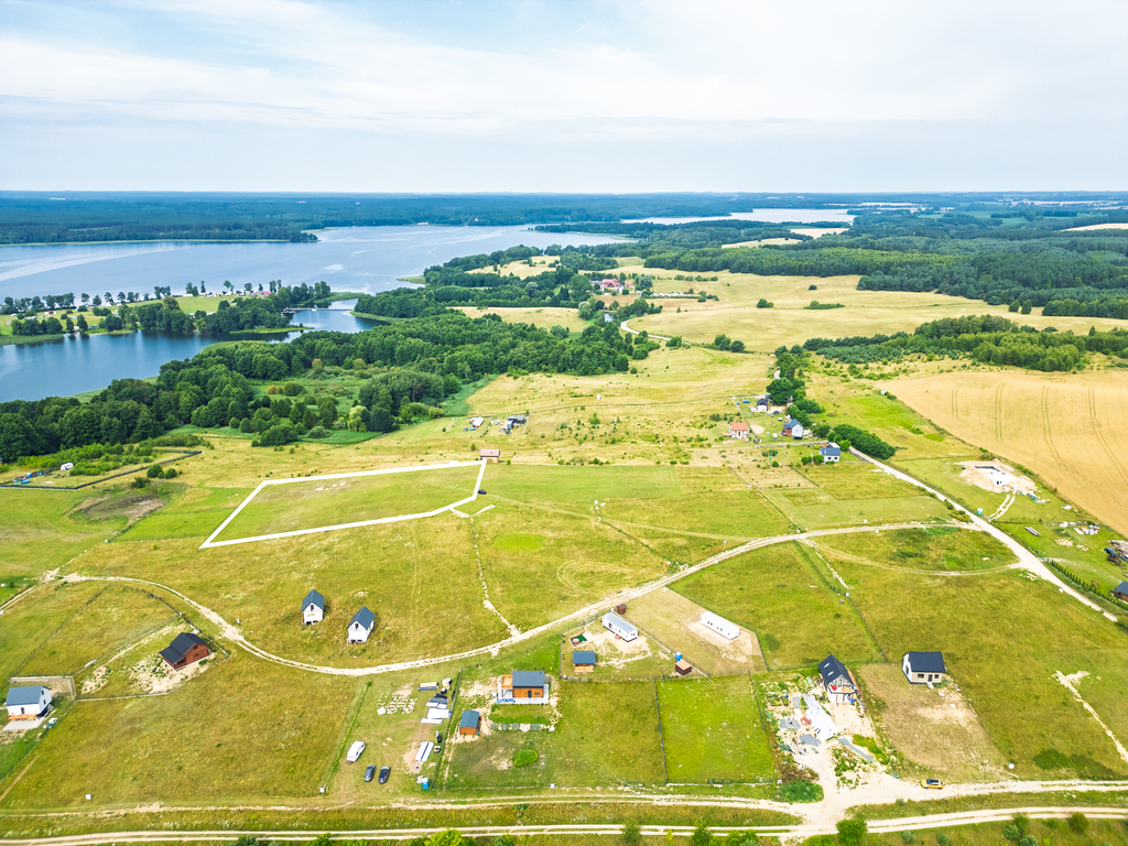 Piękna działka z dojściem do Jeziora Lubie. (7)
