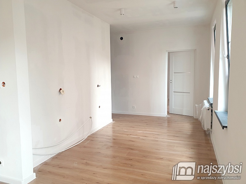 stan deweloperski / 1 piętro / w centrum / 3 pokoj (6)