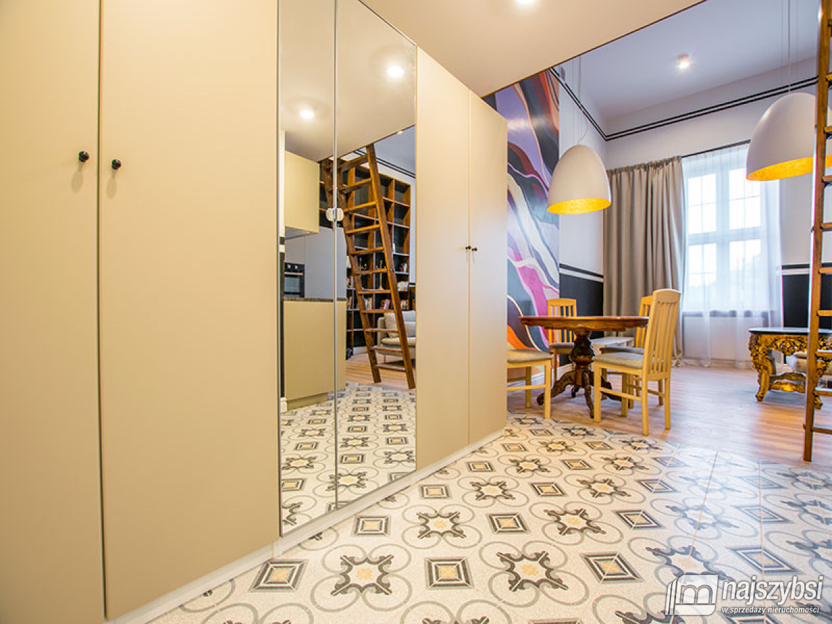 Apartament w reprezentacyjnej posiadłości. (11)