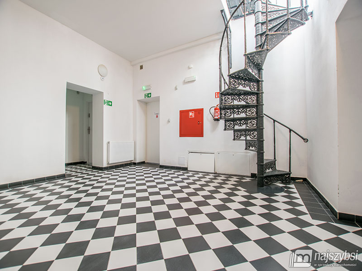 Apartament w reprezentacyjnej posiadłości. (24)