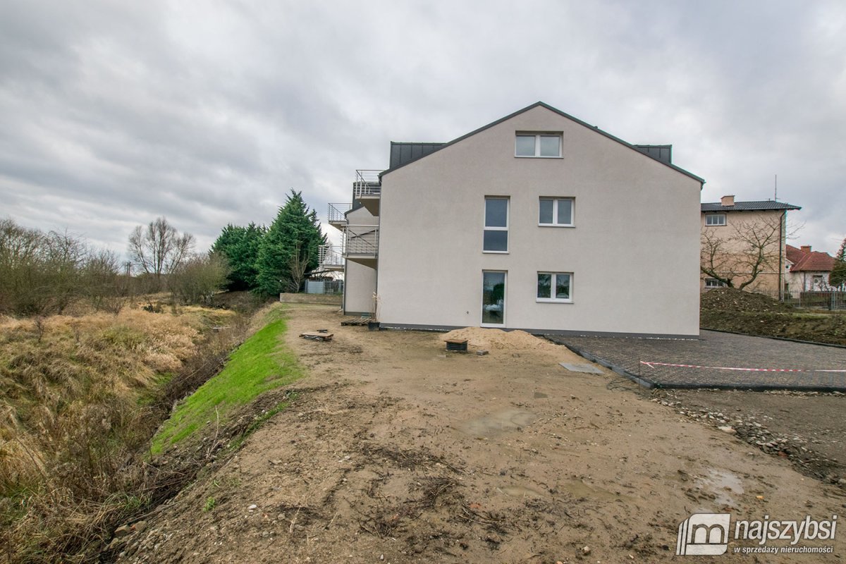 Przylep - dwupoziomowy apartament   z ogródkiem  (22)