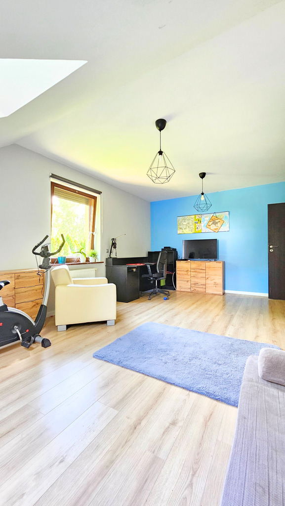 Przestronne mieszkanie z kominkiem i ogródkiem! (7)