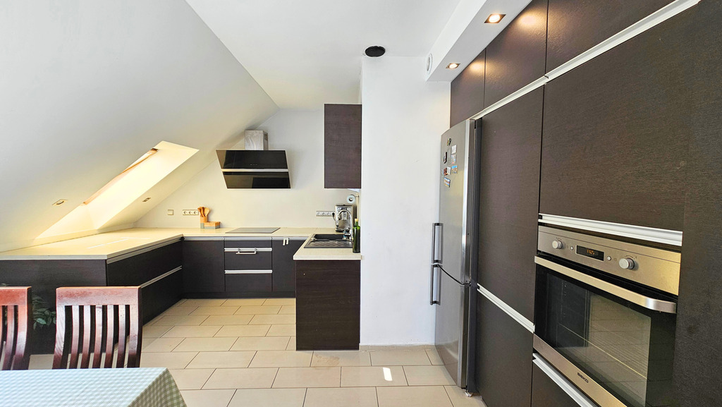 Przestronne mieszkanie z kominkiem i ogródkiem! (10)