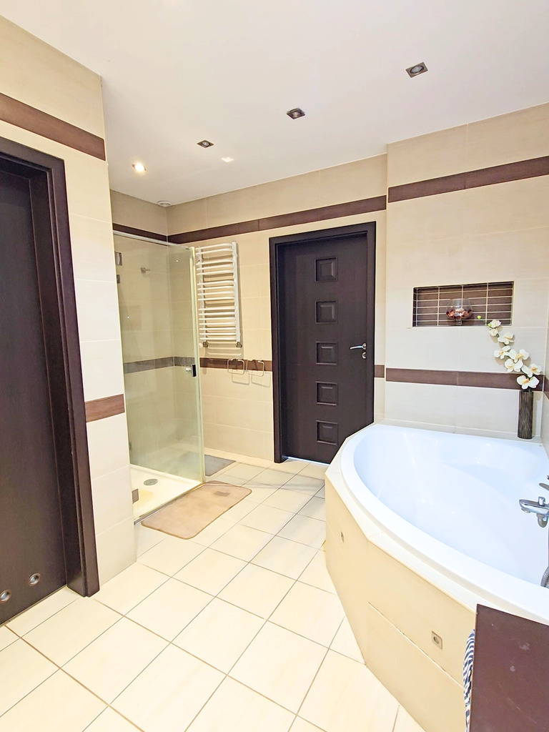 Przestronne mieszkanie z kominkiem i ogródkiem! (12)