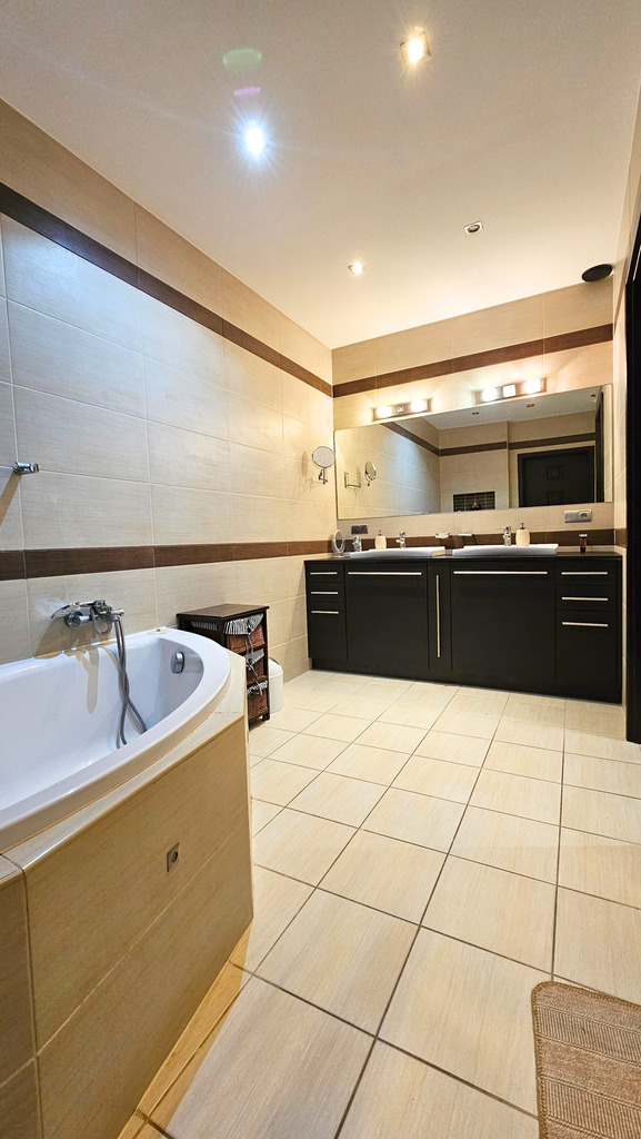 Przestronne mieszkanie z kominkiem i ogródkiem! (11)