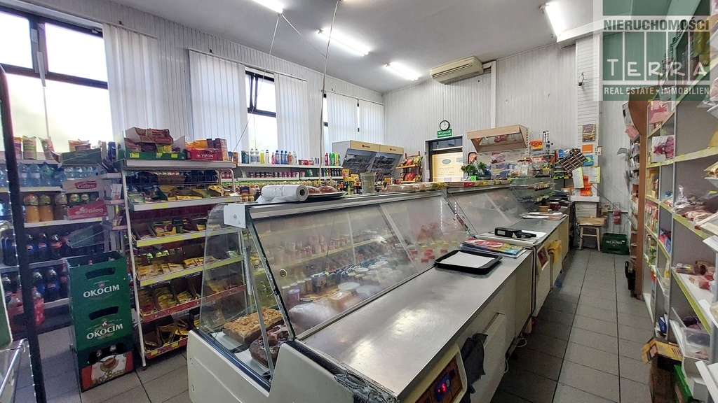 Lokal usługowy na parterze, os. Zacisze. (6)