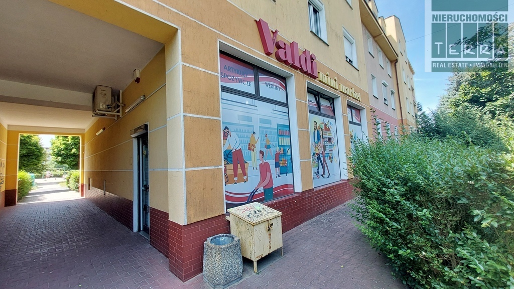 Lokal usługowy na parterze, os. Zacisze. (1)