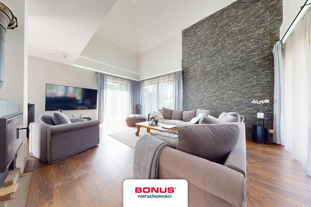 Nowoczesny, wolnostojący dom w otoczeniu lasu (9)