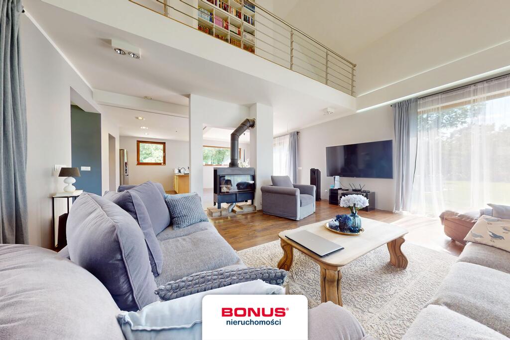 Nowoczesny, wolnostojący dom w otoczeniu lasu (5)