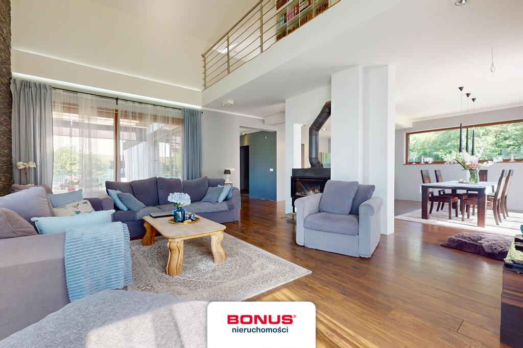 Nowoczesny, wolnostojący dom w otoczeniu lasu (7)