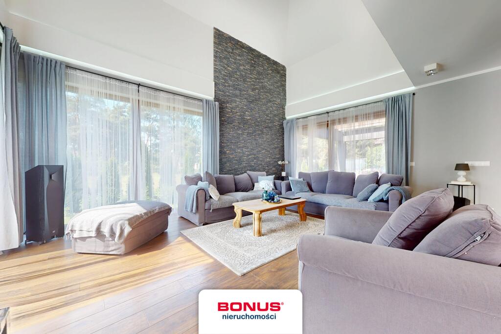 Nowoczesny, wolnostojący dom w otoczeniu lasu (8)