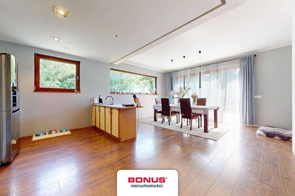 Nowoczesny, wolnostojący dom w otoczeniu lasu (11)