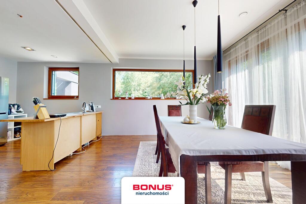 Nowoczesny, wolnostojący dom w otoczeniu lasu (12)