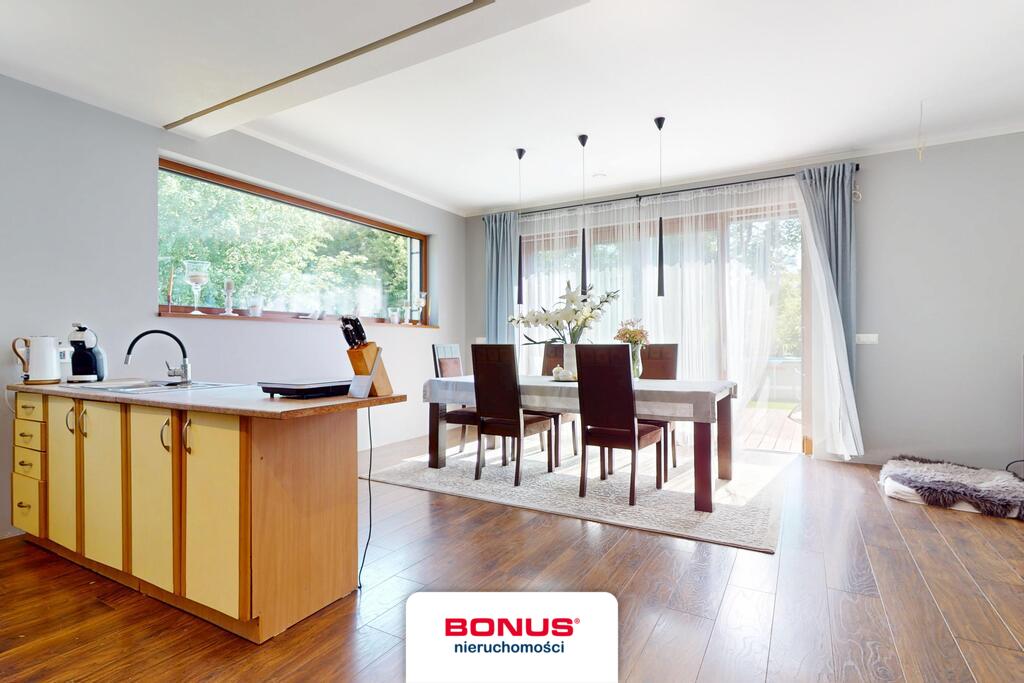 Nowoczesny, wolnostojący dom w otoczeniu lasu (13)