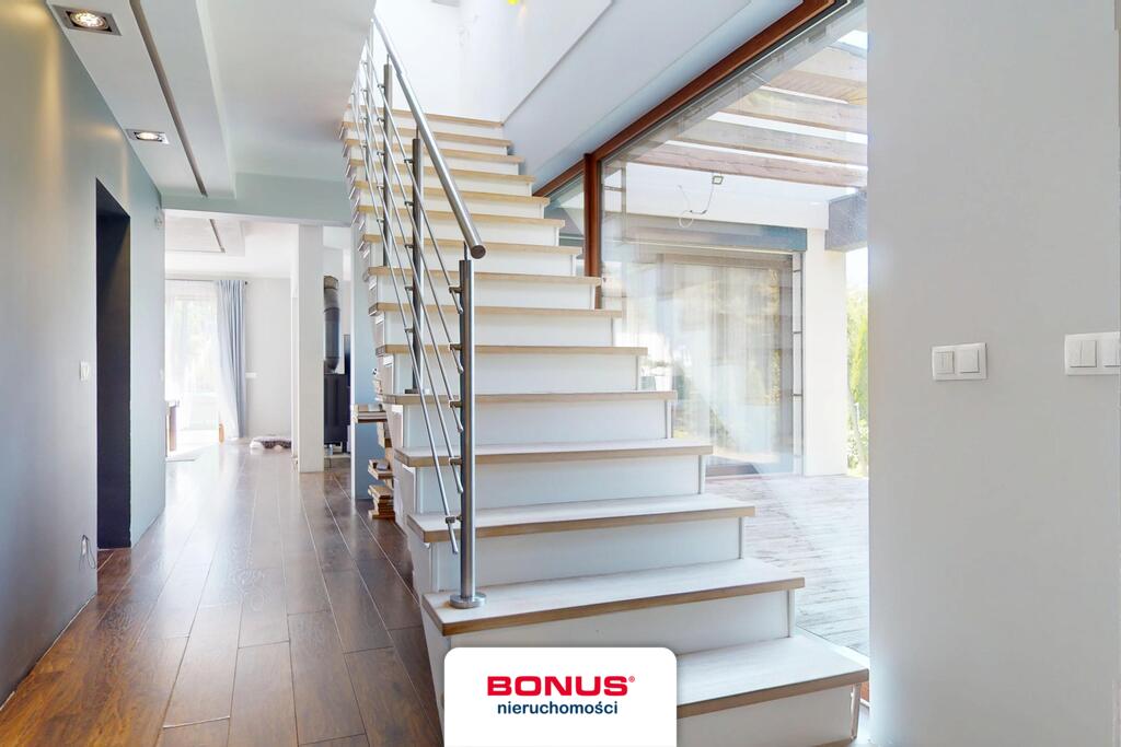 Nowoczesny, wolnostojący dom w otoczeniu lasu (15)