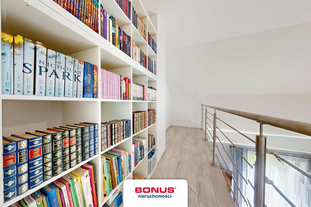 Nowoczesny, wolnostojący dom w otoczeniu lasu (16)