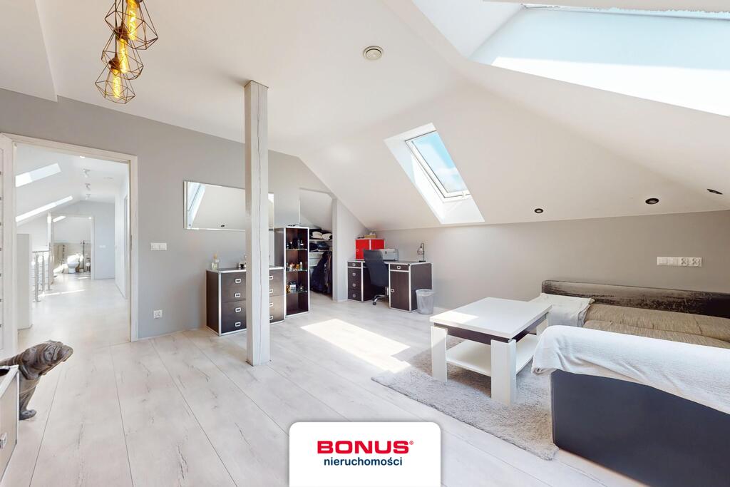 Nowoczesny, wolnostojący dom w otoczeniu lasu (17)