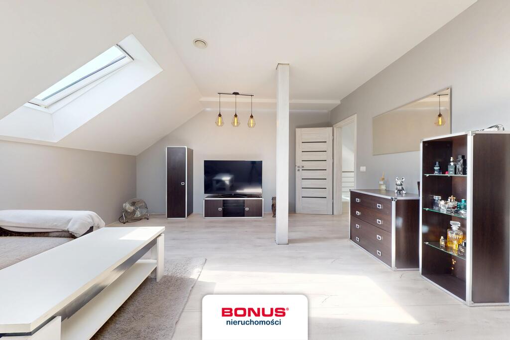 Nowoczesny, wolnostojący dom w otoczeniu lasu (18)