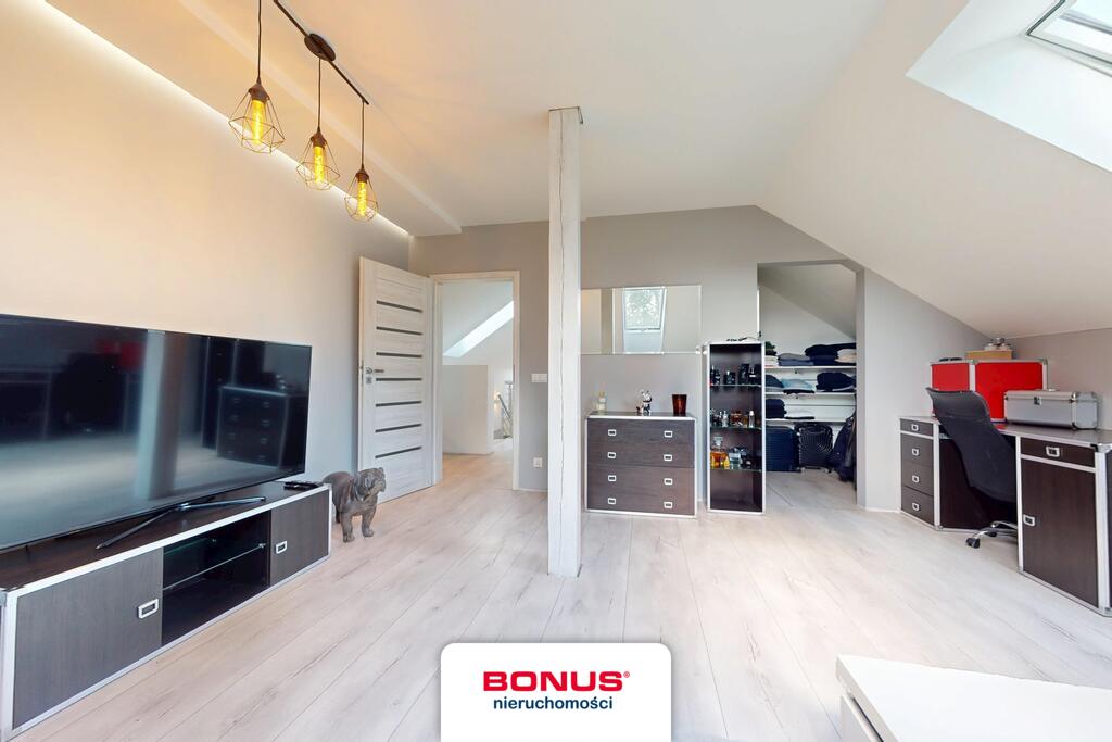 Nowoczesny, wolnostojący dom w otoczeniu lasu (19)