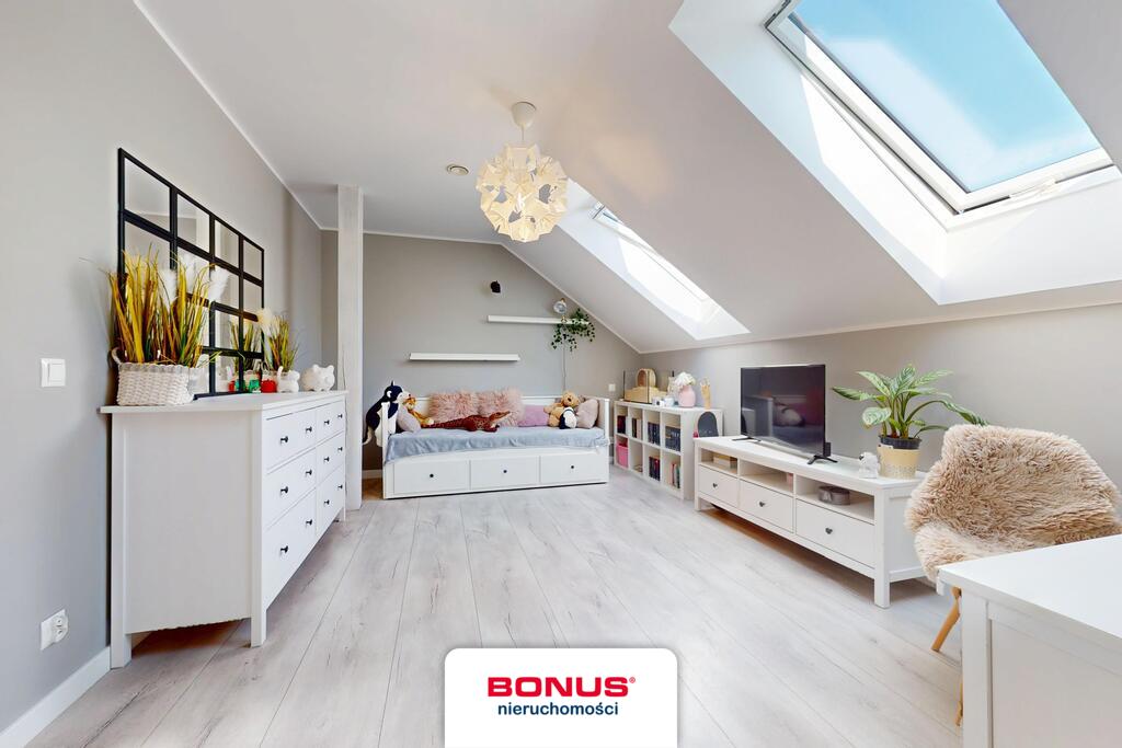 Nowoczesny, wolnostojący dom w otoczeniu lasu (21)