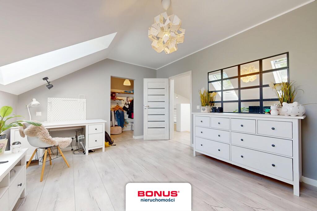 Nowoczesny, wolnostojący dom w otoczeniu lasu (22)