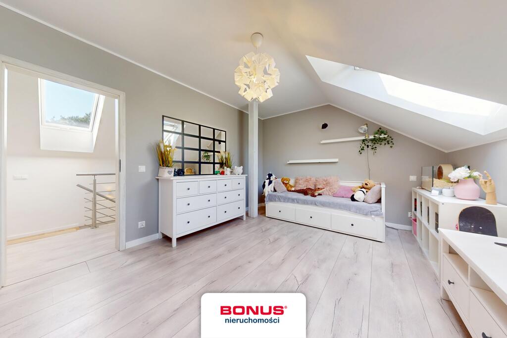 Nowoczesny, wolnostojący dom w otoczeniu lasu (23)