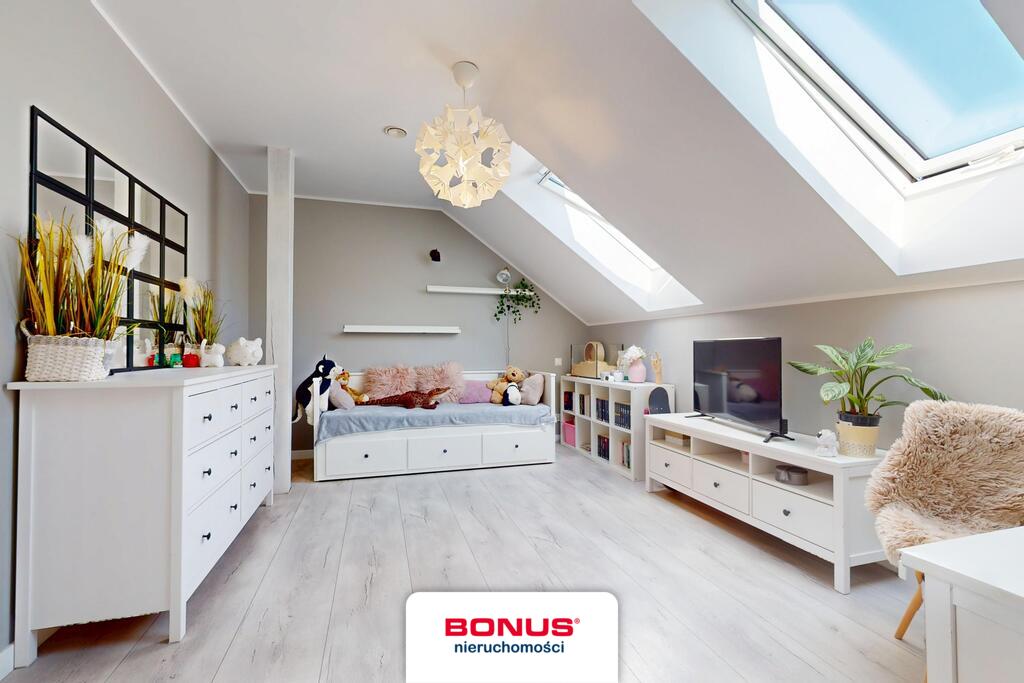 Nowoczesny, wolnostojący dom w otoczeniu lasu (24)