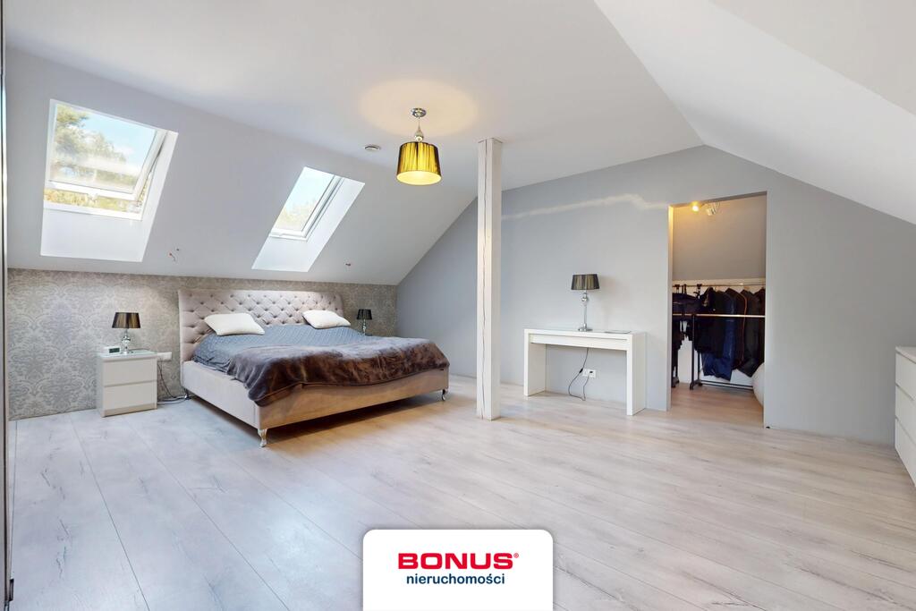 Nowoczesny, wolnostojący dom w otoczeniu lasu (25)