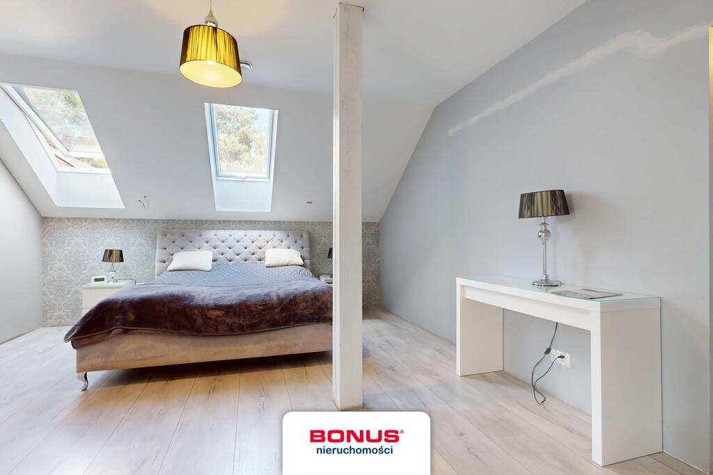 Nowoczesny, wolnostojący dom w otoczeniu lasu (26)