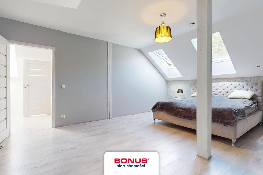 Nowoczesny, wolnostojący dom w otoczeniu lasu (27)