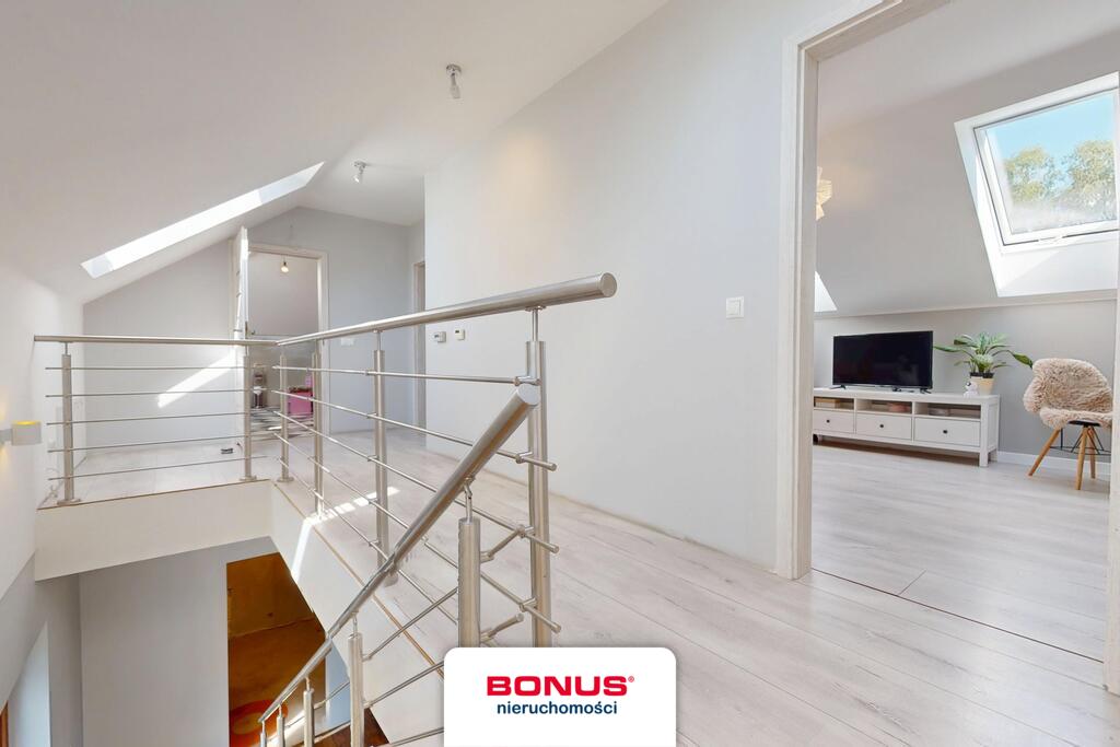 Nowoczesny, wolnostojący dom w otoczeniu lasu (29)