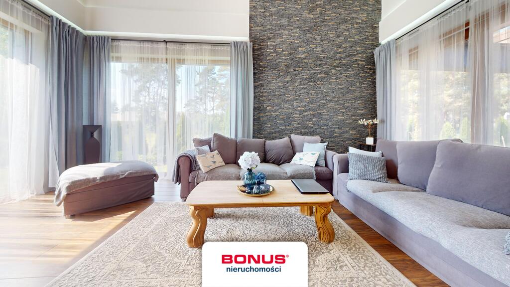 Nowoczesny, wolnostojący dom w otoczeniu lasu (6)