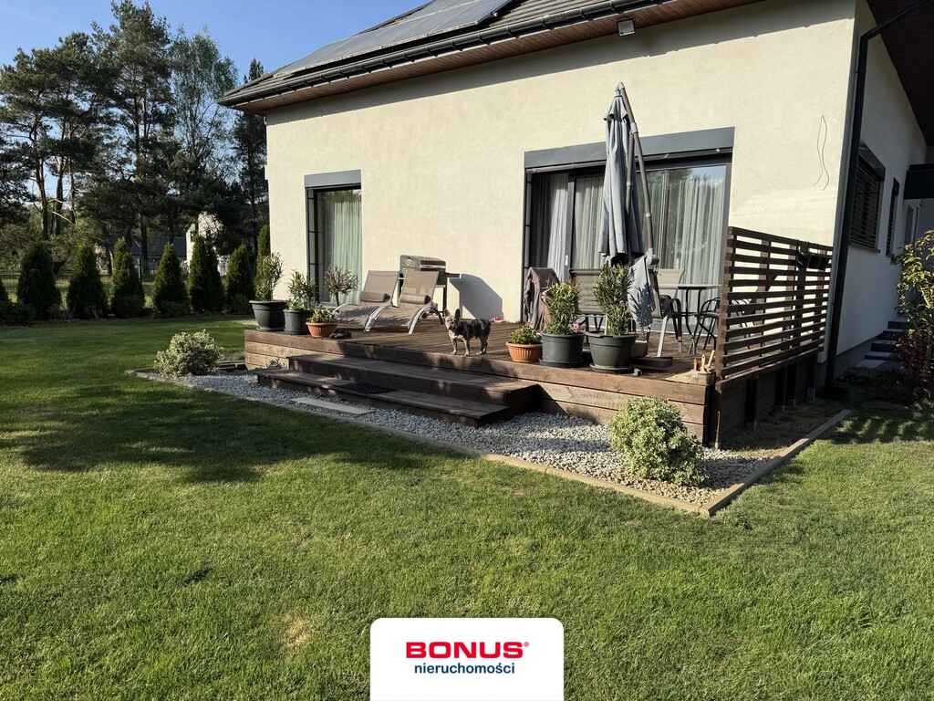 Nowoczesny, wolnostojący dom w otoczeniu lasu (2)