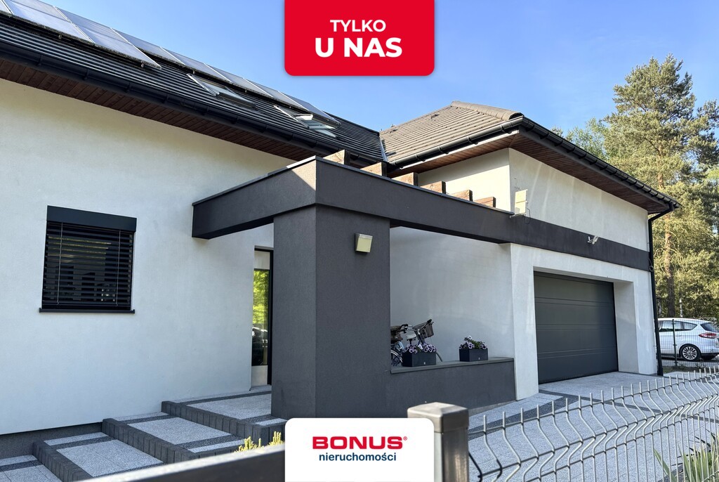 Nowoczesny, wolnostojący dom w otoczeniu lasu (1)