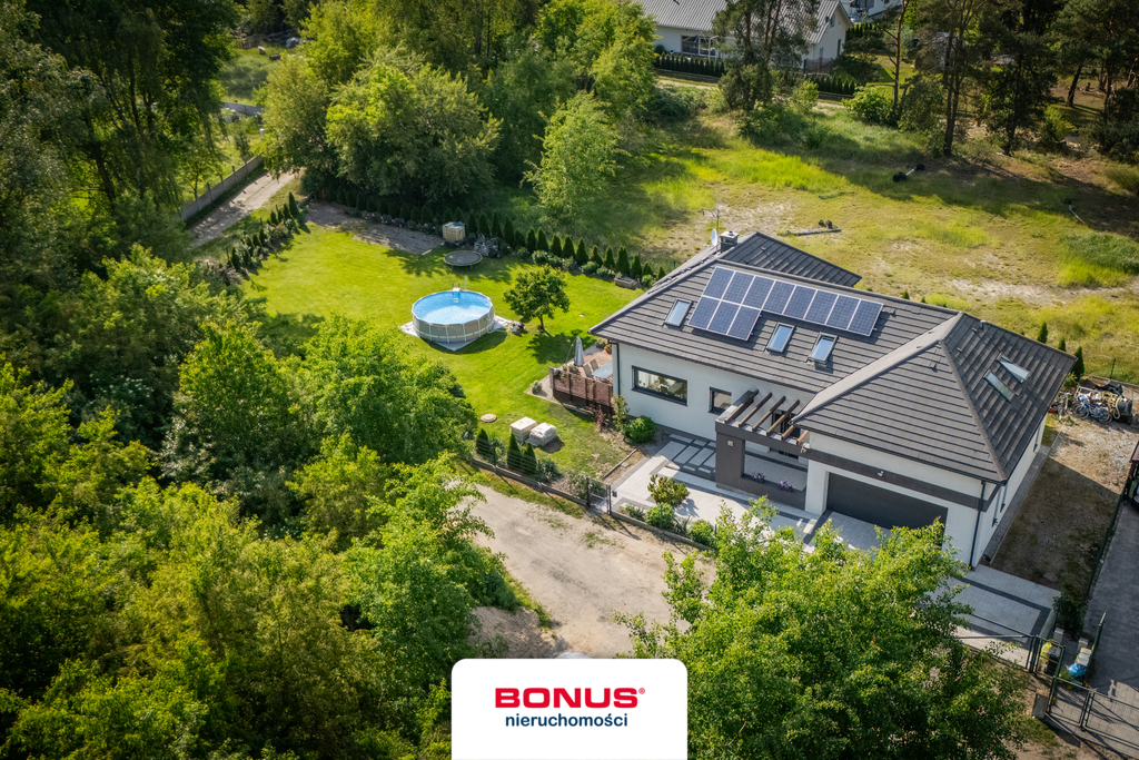 Nowoczesny, wolnostojący dom w otoczeniu lasu (4)