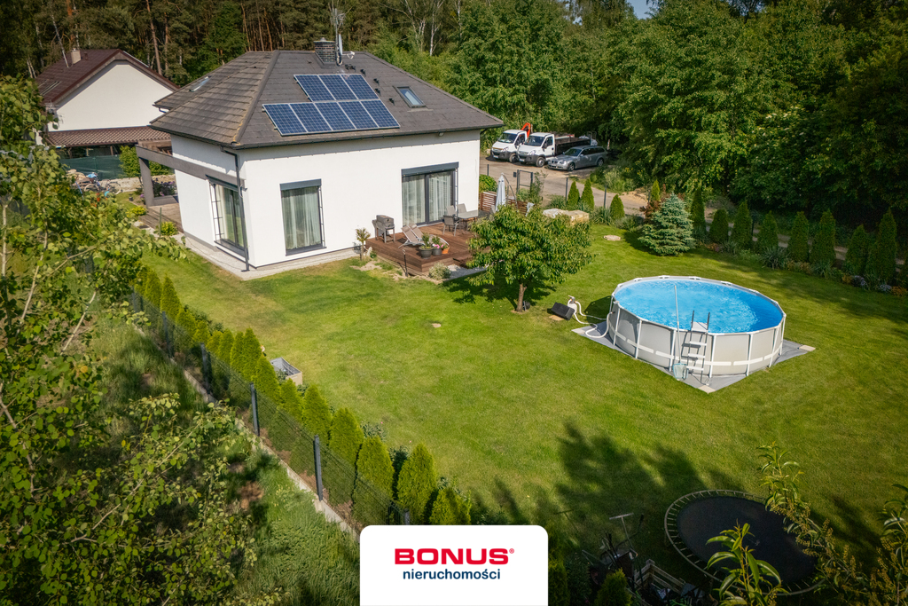 Nowoczesny, wolnostojący dom w otoczeniu lasu (3)